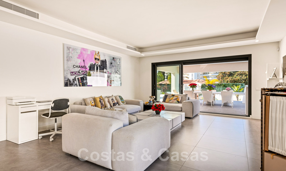 Villa moderne à vendre, située en première ligne du golf avec vue panoramique sur le vert, vaste terrain de golf de Marbella West 43891