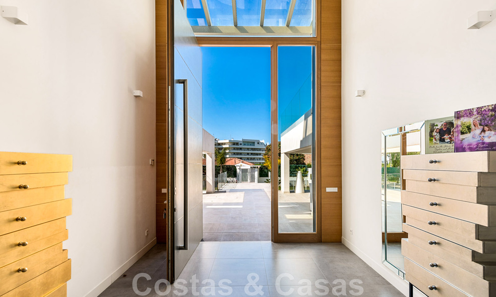 Villa moderne à vendre, située en première ligne du golf avec vue panoramique sur le vert, vaste terrain de golf de Marbella West 43893