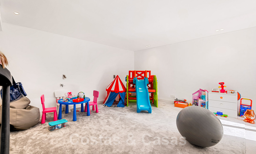 Villa moderne à vendre, située en première ligne du golf avec vue panoramique sur le vert, vaste terrain de golf de Marbella West 43894