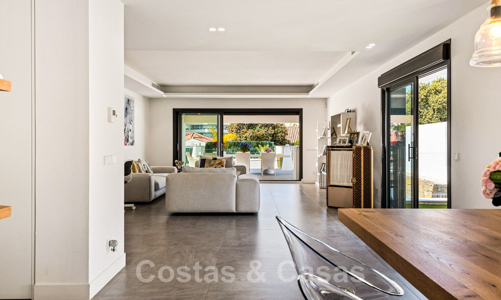 Villa moderne à vendre, située en première ligne du golf avec vue panoramique sur le vert, vaste terrain de golf de Marbella West 43896