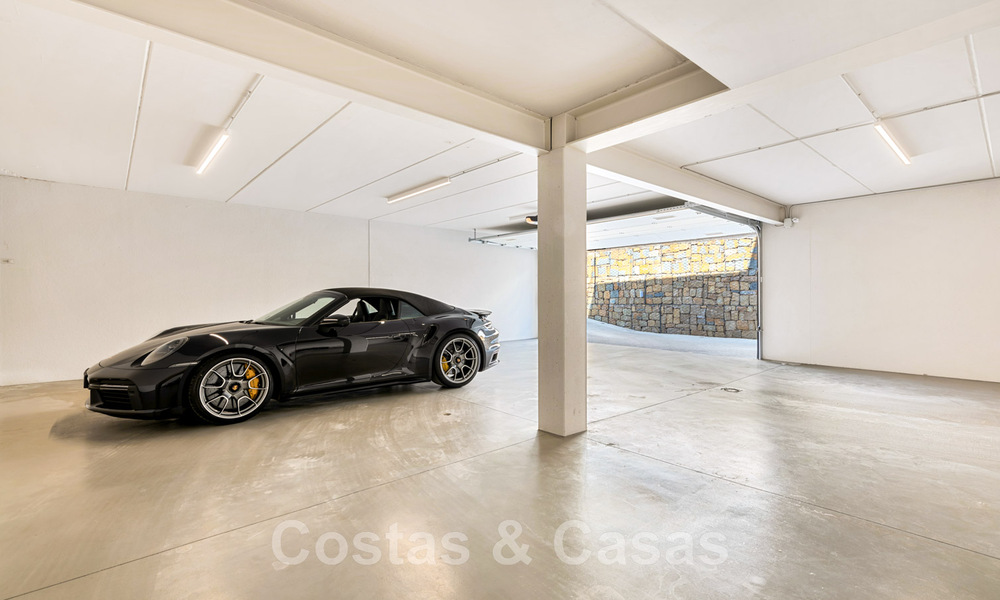 Villa moderne à vendre, située en première ligne du golf avec vue panoramique sur le vert, vaste terrain de golf de Marbella West 43897