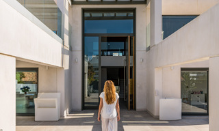 Villa moderne à vendre, située en première ligne du golf avec vue panoramique sur le vert, vaste terrain de golf de Marbella West 43899 