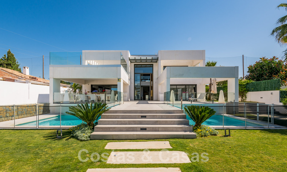 Villa moderne à vendre, située en première ligne du golf avec vue panoramique sur le vert, vaste terrain de golf de Marbella West 43900