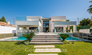 Villa moderne à vendre, située en première ligne du golf avec vue panoramique sur le vert, vaste terrain de golf de Marbella West 43900 