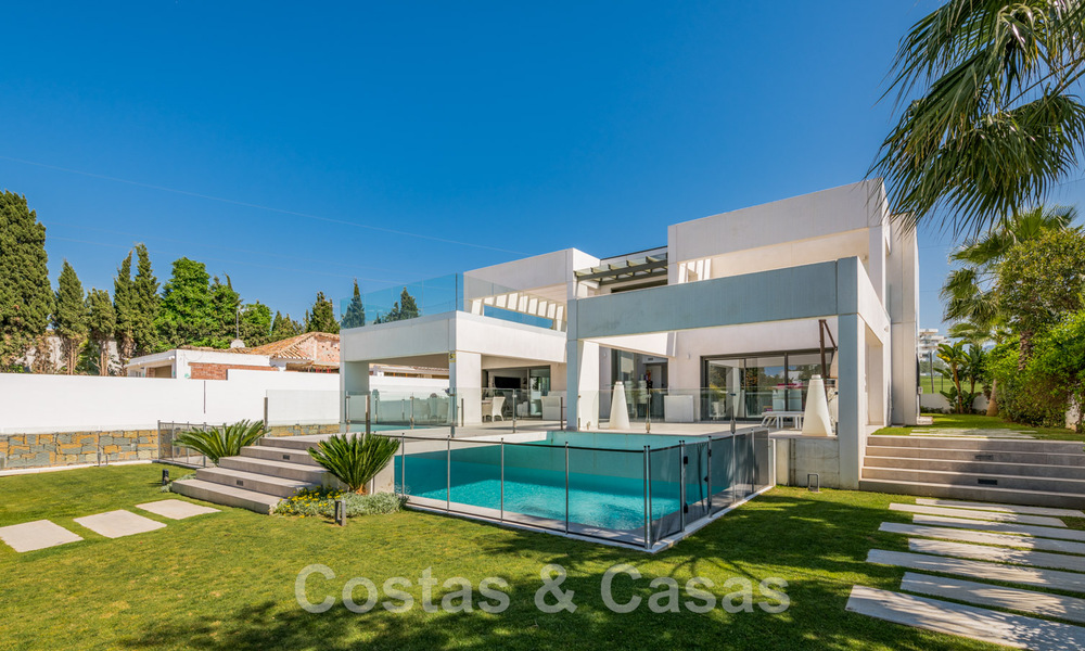 Villa moderne à vendre, située en première ligne du golf avec vue panoramique sur le vert, vaste terrain de golf de Marbella West 43901