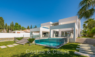 Villa moderne à vendre, située en première ligne du golf avec vue panoramique sur le vert, vaste terrain de golf de Marbella West 43901 