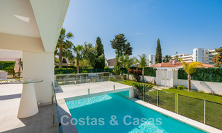 Villa moderne à vendre, située en première ligne du golf avec vue panoramique sur le vert, vaste terrain de golf de Marbella West 43902 