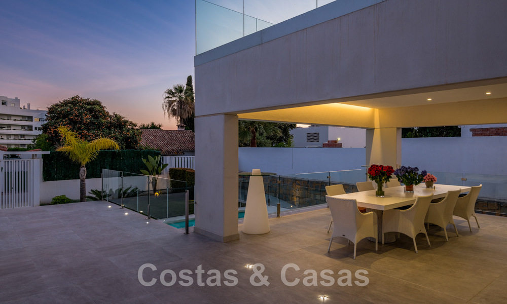 Villa moderne à vendre, située en première ligne du golf avec vue panoramique sur le vert, vaste terrain de golf de Marbella West 43904