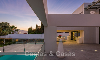 Villa moderne à vendre, située en première ligne du golf avec vue panoramique sur le vert, vaste terrain de golf de Marbella West 43906 