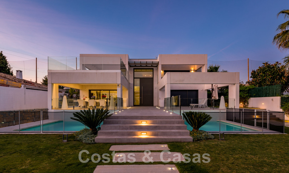 Villa moderne à vendre, située en première ligne du golf avec vue panoramique sur le vert, vaste terrain de golf de Marbella West 43908