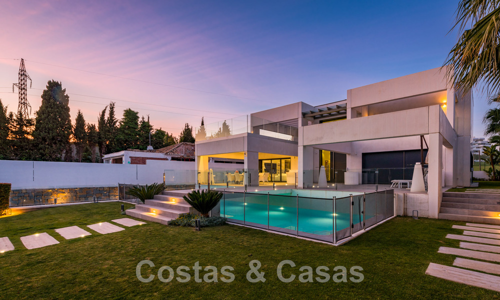 Villa moderne à vendre, située en première ligne du golf avec vue panoramique sur le vert, vaste terrain de golf de Marbella West 43909