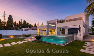 Villa moderne à vendre, située en première ligne du golf avec vue panoramique sur le vert, vaste terrain de golf de Marbella West 43909 
