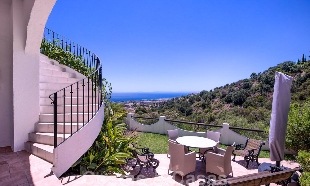 Maison mitoyenne double entièrement rénovée et contemporaine à vendre dans une charmante urbanisation blanche de style andalou avec vue sur la mer à l'est de Marbella 43533