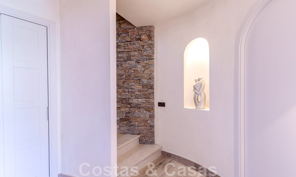 Maison mitoyenne double entièrement rénovée et contemporaine à vendre dans une charmante urbanisation blanche de style andalou avec vue sur la mer à l'est de Marbella 43537