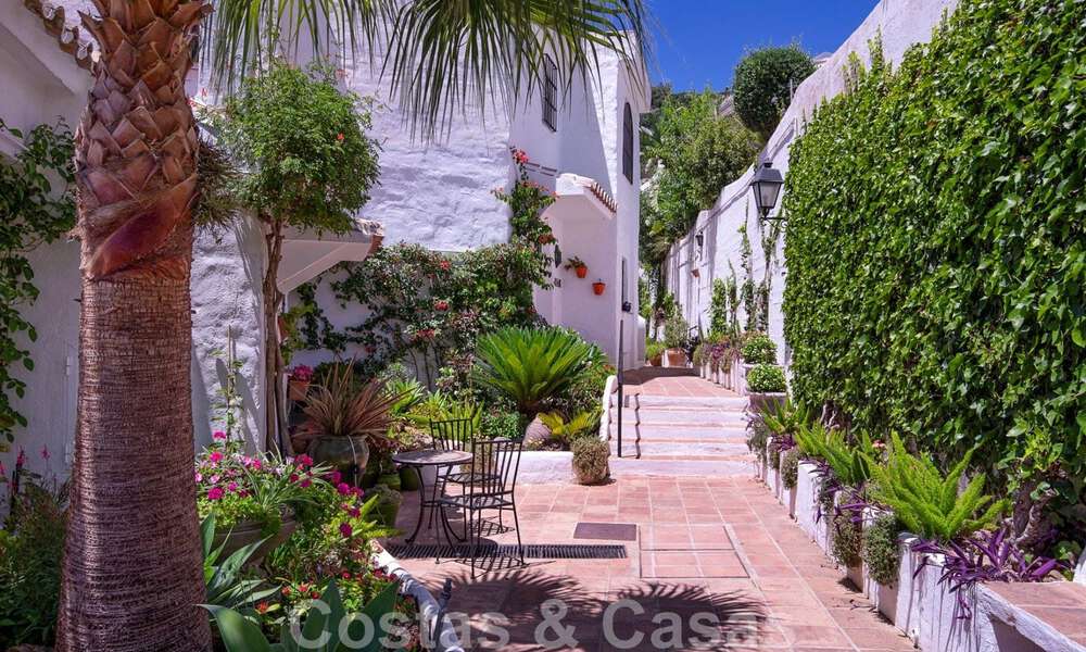 Maison mitoyenne double entièrement rénovée et contemporaine à vendre dans une charmante urbanisation blanche de style andalou avec vue sur la mer à l'est de Marbella 43539