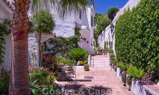 Maison mitoyenne double entièrement rénovée et contemporaine à vendre dans une charmante urbanisation blanche de style andalou avec vue sur la mer à l'est de Marbella 43539 