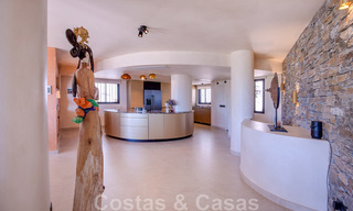 Maison mitoyenne double entièrement rénovée et contemporaine à vendre dans une charmante urbanisation blanche de style andalou avec vue sur la mer à l'est de Marbella 43540 