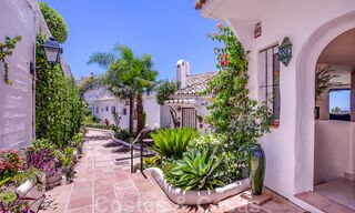 Maison mitoyenne double entièrement rénovée et contemporaine à vendre dans une charmante urbanisation blanche de style andalou avec vue sur la mer à l'est de Marbella 43553 