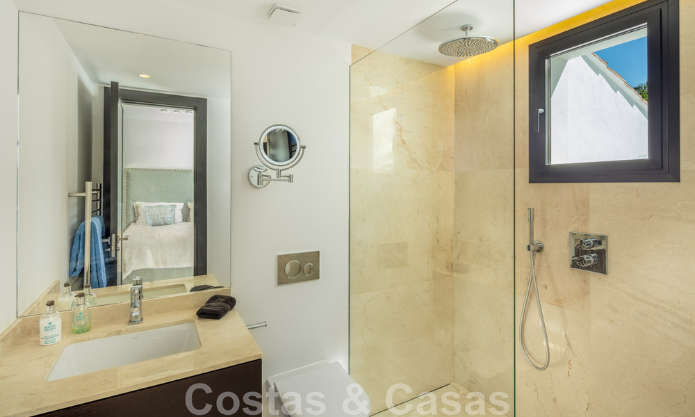 Vente d'une villa de luxe de style méditerranéen, dans un quartier sécurisé, à distance de marche de toutes les commodités de Nueva Andalucia, Marbella 43649