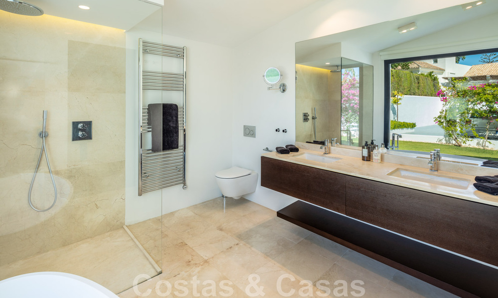 Vente d'une villa de luxe de style méditerranéen, dans un quartier sécurisé, à distance de marche de toutes les commodités de Nueva Andalucia, Marbella 43651