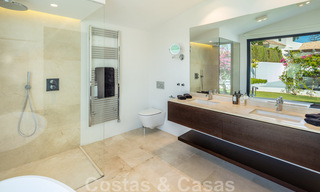Vente d'une villa de luxe de style méditerranéen, dans un quartier sécurisé, à distance de marche de toutes les commodités de Nueva Andalucia, Marbella 43651 
