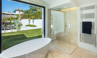 Vente d'une villa de luxe de style méditerranéen, dans un quartier sécurisé, à distance de marche de toutes les commodités de Nueva Andalucia, Marbella 43652 