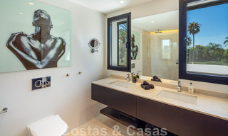Vente d'une villa de luxe de style méditerranéen, dans un quartier sécurisé, à distance de marche de toutes les commodités de Nueva Andalucia, Marbella 43656 