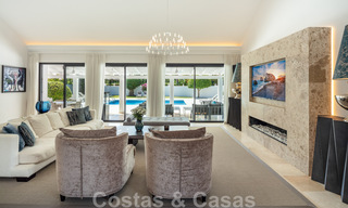 Vente d'une villa de luxe de style méditerranéen, dans un quartier sécurisé, à distance de marche de toutes les commodités de Nueva Andalucia, Marbella 43657 