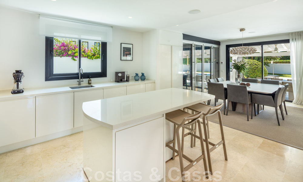Vente d'une villa de luxe de style méditerranéen, dans un quartier sécurisé, à distance de marche de toutes les commodités de Nueva Andalucia, Marbella 43660