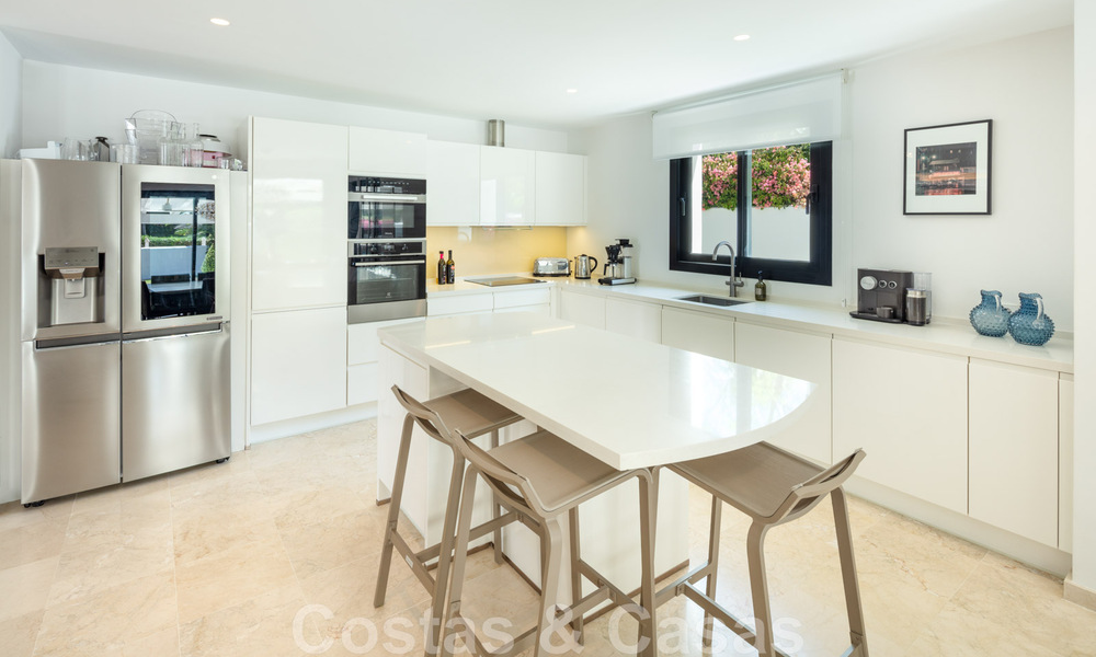 Vente d'une villa de luxe de style méditerranéen, dans un quartier sécurisé, à distance de marche de toutes les commodités de Nueva Andalucia, Marbella 43661