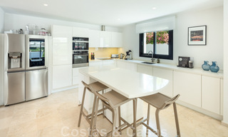 Vente d'une villa de luxe de style méditerranéen, dans un quartier sécurisé, à distance de marche de toutes les commodités de Nueva Andalucia, Marbella 43661 