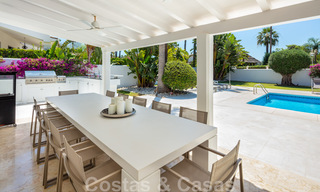 Vente d'une villa de luxe de style méditerranéen, dans un quartier sécurisé, à distance de marche de toutes les commodités de Nueva Andalucia, Marbella 43664 