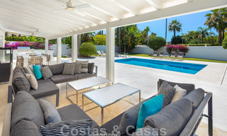 Vente d'une villa de luxe de style méditerranéen, dans un quartier sécurisé, à distance de marche de toutes les commodités de Nueva Andalucia, Marbella 43665 