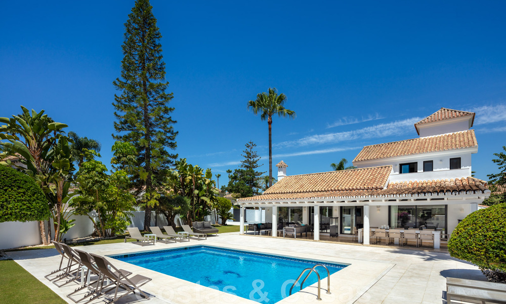 Vente d'une villa de luxe de style méditerranéen, dans un quartier sécurisé, à distance de marche de toutes les commodités de Nueva Andalucia, Marbella 43669