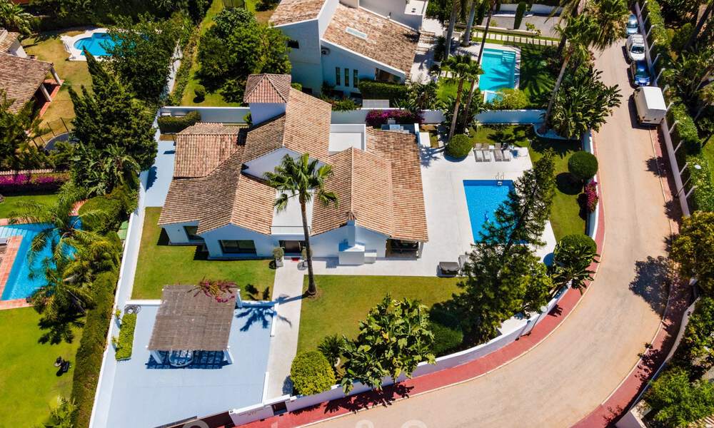 Vente d'une villa de luxe de style méditerranéen, dans un quartier sécurisé, à distance de marche de toutes les commodités de Nueva Andalucia, Marbella 43670