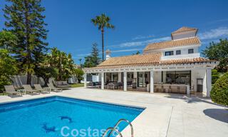 Vente d'une villa de luxe de style méditerranéen, dans un quartier sécurisé, à distance de marche de toutes les commodités de Nueva Andalucia, Marbella 43671 