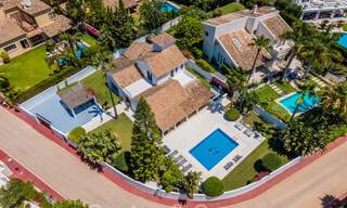 Vente d'une villa de luxe de style méditerranéen, dans un quartier sécurisé, à distance de marche de toutes les commodités de Nueva Andalucia, Marbella 43672 