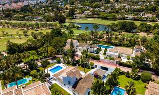 Vente d'une villa de luxe de style méditerranéen, dans un quartier sécurisé, à distance de marche de toutes les commodités de Nueva Andalucia, Marbella 43673 
