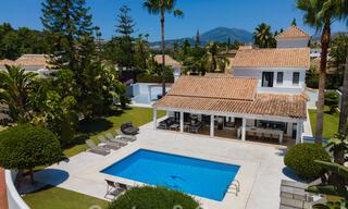Vente d'une villa de luxe de style méditerranéen, dans un quartier sécurisé, à distance de marche de toutes les commodités de Nueva Andalucia, Marbella 43674 