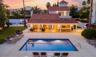 Vente d'une villa de luxe de style méditerranéen, dans un quartier sécurisé, à distance de marche de toutes les commodités de Nueva Andalucia, Marbella 43675 