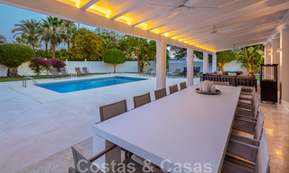Vente d'une villa de luxe de style méditerranéen, dans un quartier sécurisé, à distance de marche de toutes les commodités de Nueva Andalucia, Marbella 43676 