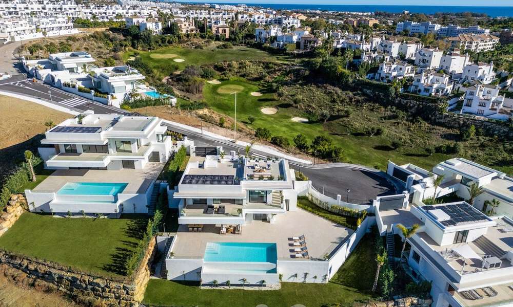 Spectaculaires villas de luxe à vendre, d'architecture contemporaine, situées dans un complexe de golf sur le nouveau Golden Mile entre Marbella et Estepona 63160