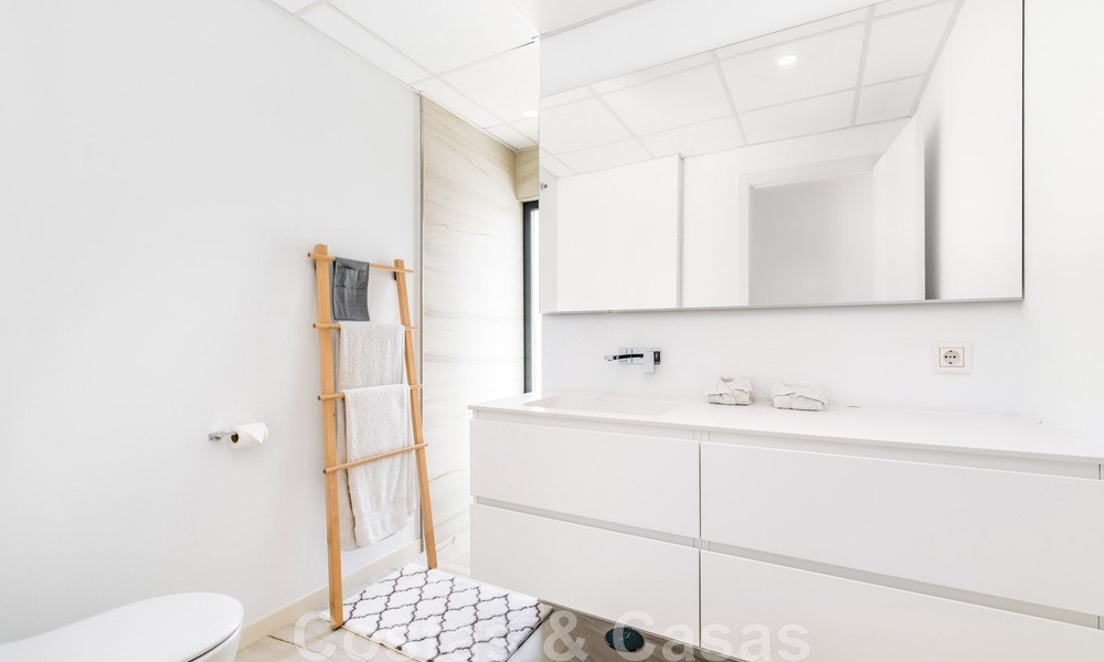 Villa moderne prête à emménager, à vendre à distance de marche de la plage et du centre de San Pedro, Marbella 44128