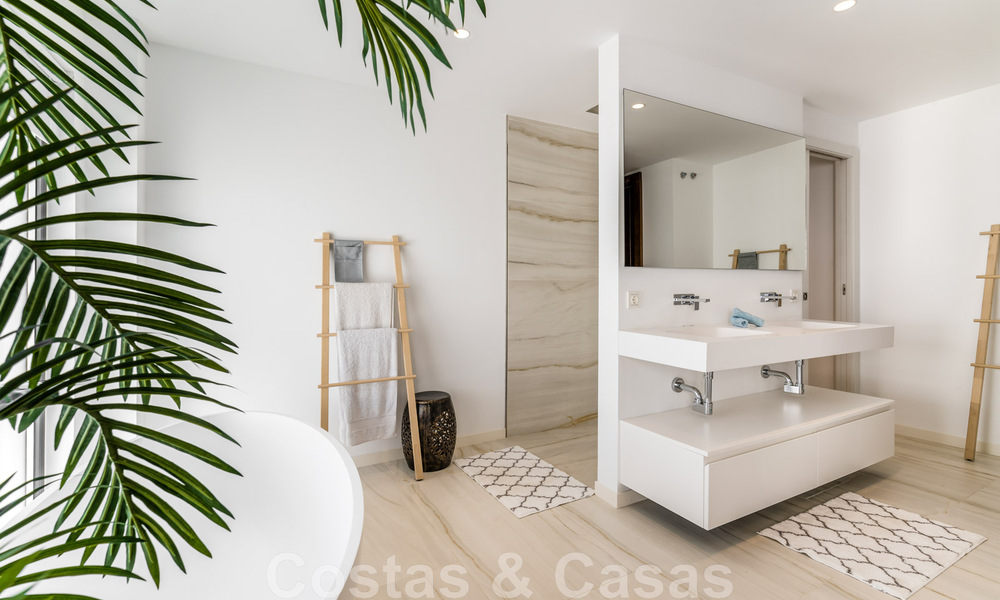 Villa moderne prête à emménager, à vendre à distance de marche de la plage et du centre de San Pedro, Marbella 44130