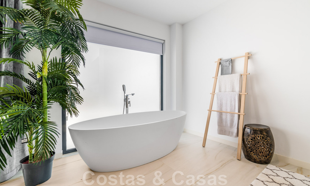 Villa moderne prête à emménager, à vendre à distance de marche de la plage et du centre de San Pedro, Marbella 44131