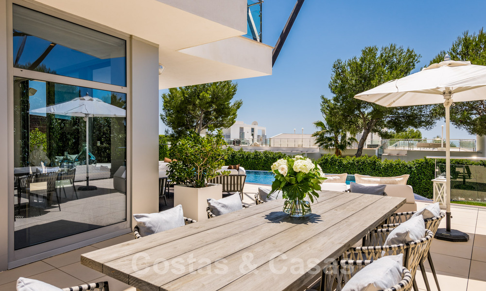 Dernière! Villa de luxe exclusive et architecturale à vendre, avec vue sur la mer, dans le quartier très recherché de Sierra Blanca, sur le Golden Mile de Marbella 43611
