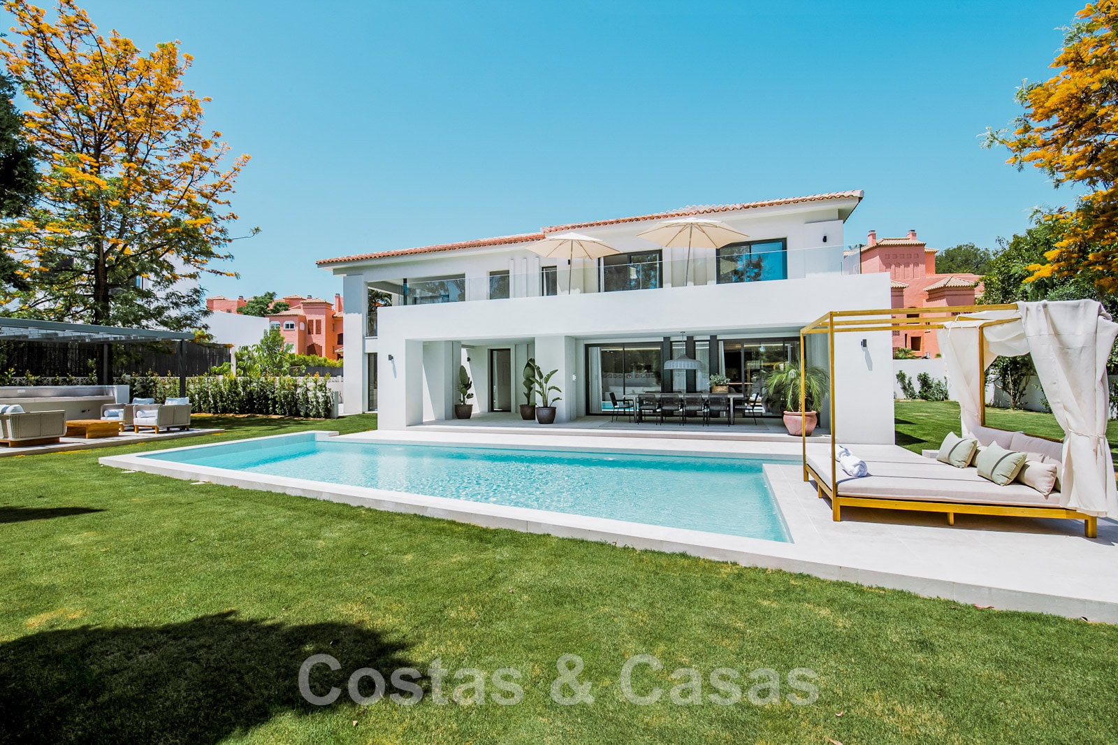 Villa moderne et neuve à vendre, proche de toutes les commodités à  Guadalmina Baja, à Marbella