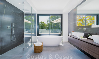 Nouvelle villa de luxe de style moderne, prête à emménager, à distance de marche de la plage dans un quartier privilégié de Guadalmina Baja à Marbella 43798 
