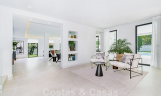 Nouvelle villa de luxe de style moderne, prête à emménager, à distance de marche de la plage dans un quartier privilégié de Guadalmina Baja à Marbella 43802 