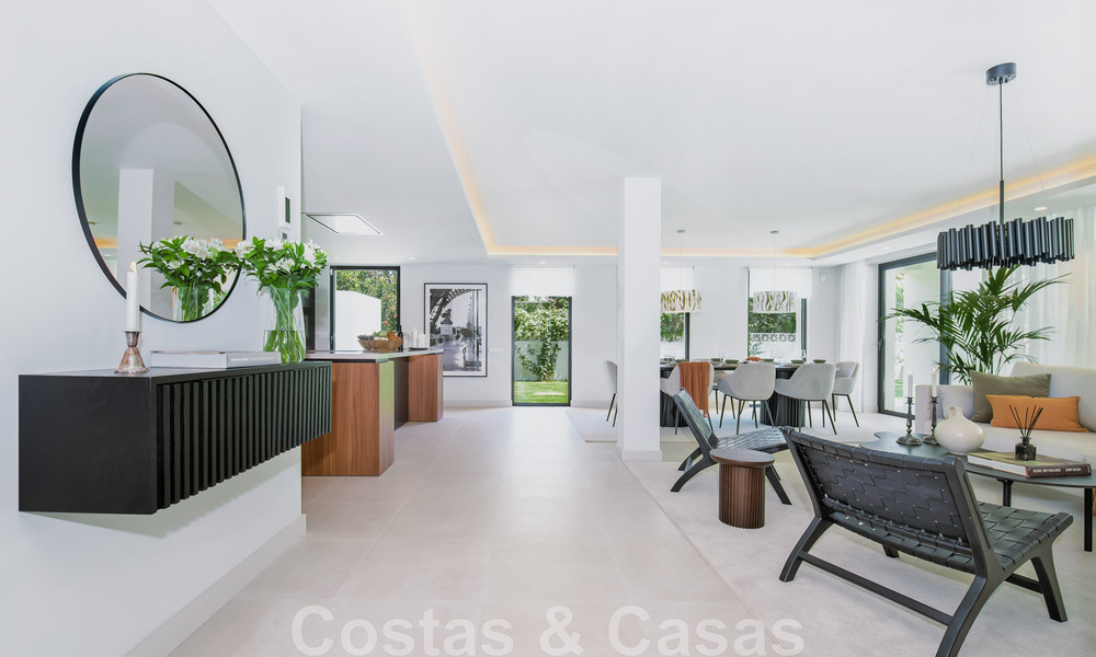 Nouvelle villa de luxe de style moderne, prête à emménager, à distance de marche de la plage dans un quartier privilégié de Guadalmina Baja à Marbella 43803